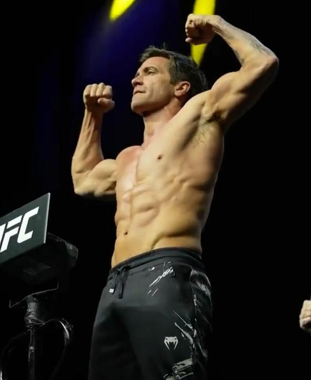 Džejk Džilenhol pokazao mišiće