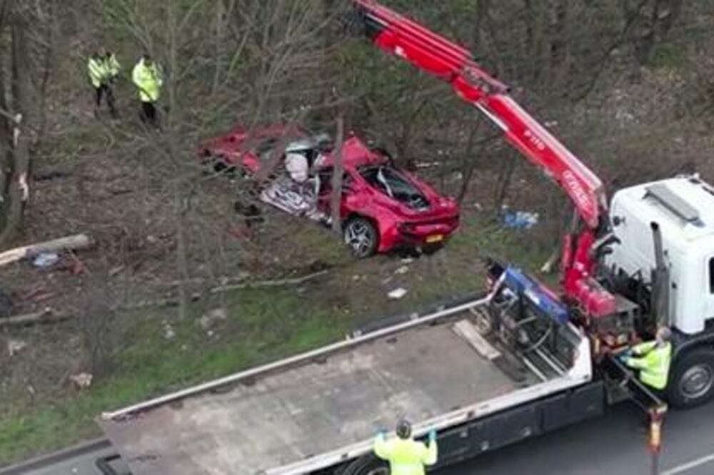 ZAKUCAO SE U DRVO FERARIJEM OD 250.000 FUNTI, NA MESTU OSTAO MRTAV: Automobil u potpunosti SMRSKAN (VIDEO)