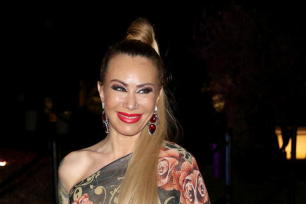 VODITELJKA IRINA KRUŠKA PRETERALA SA FOTOŠOPOM PA SE PODMLADILA 20 GODINA: Šta joj bi da ovo OBJAVI? (FOTO)