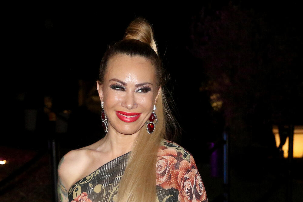 VODITELJKA IRINA KRUŠKA PRETERALA SA FOTOŠOPOM PA SE PODMLADILA 20 GODINA: Šta joj bi da ovo OBJAVI? (FOTO)