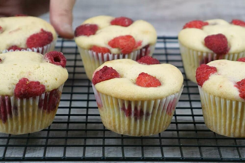 MAFINI SA MALINAMA IDEALNI ZA USKRŠNJI POST: Mekani i vazdušasti, TOPE SE U USTIMA (VIDEO)