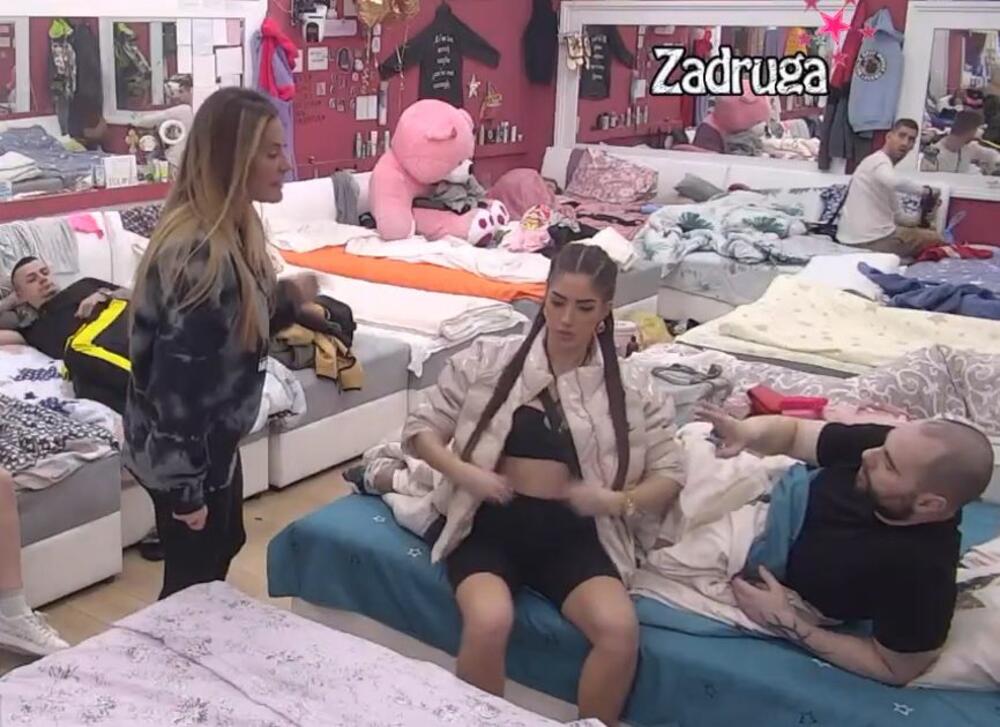 Pevačica o ljubavnom trouglu