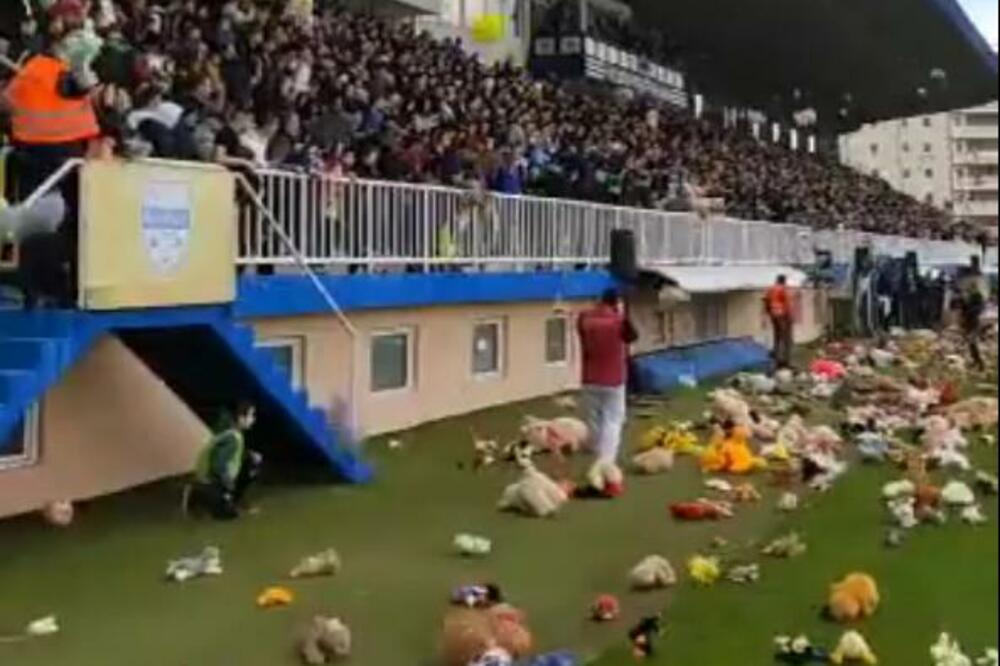 NAJTUŽNIJA SCENA STIŽE IZ NOVOG PAZARA: Stadion zasut plišanim igračkama u čast nastradalih mališana! (VIDEO)