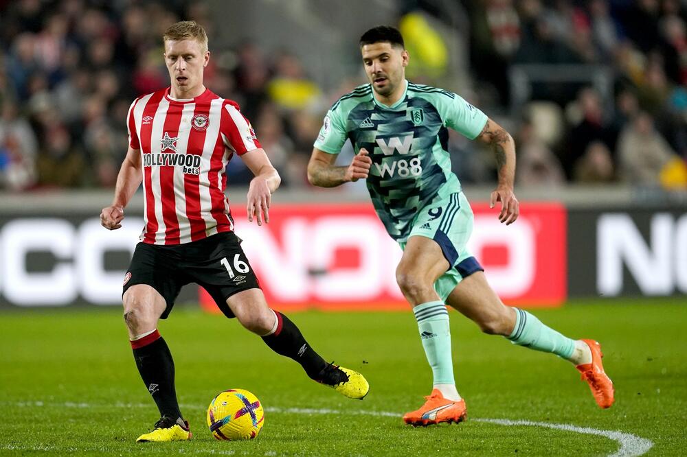 SRBI NEMOĆNI BRENTFORDA! Mitrović i Lukić požuteli, Fulam poražen