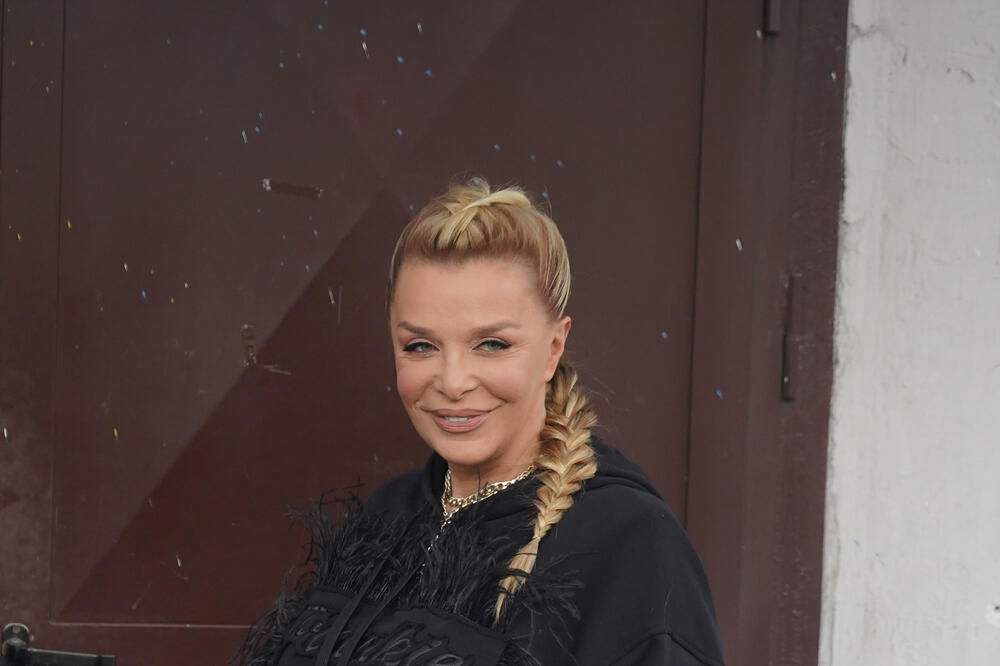 OVAKAV DEKOLTE NEMA 90 POSTO ESTRADE: Vanesa Šokčić IZDOMINIRALA, bolja riba sad nego u MLADOSTI (FOTO)