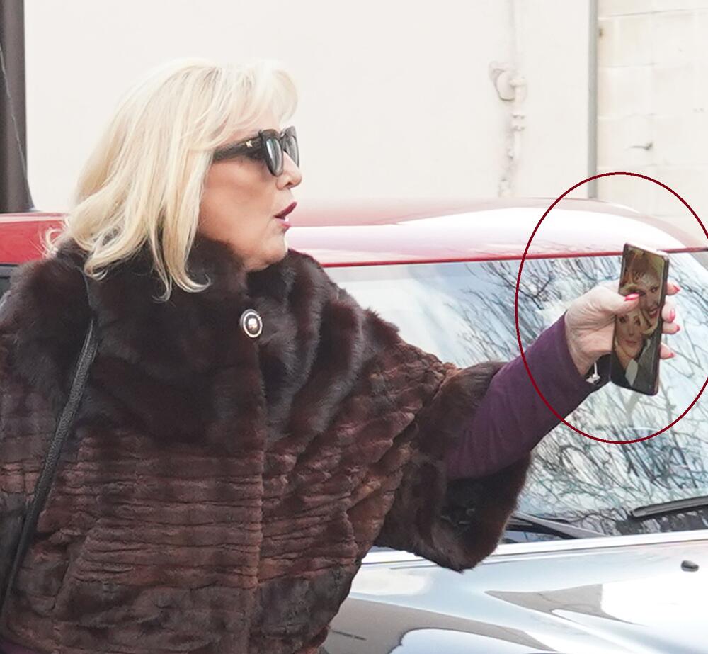 Drži svoju ćerku na pozadini