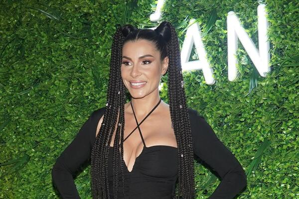 ONA JE IPAK NAJJAČA MAČKA U SRBIJI! Dovela telo do SAVRŠENSTVA, mini suknja jedva nešto POKRILA: Žena je SAN SNOVA