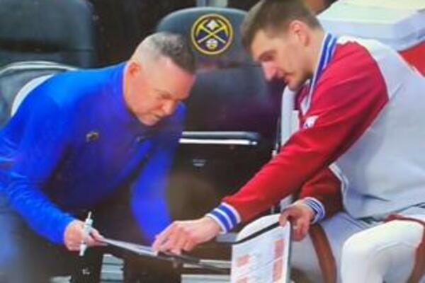SLUŠAJ ŠTA TI MVP KAŽE... Jokić objasnio Melounu taktiku za preokret Denvera! (VIDEO)