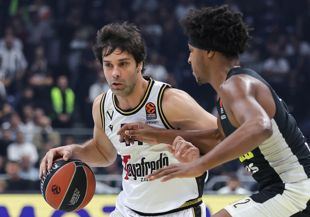 Miloš Teodosić i Zek Ledej u duelu