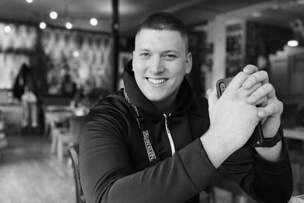 SAHRANJEN NEMANJA VUKOVIĆ: Njegov GRAD zavijen u CRNO