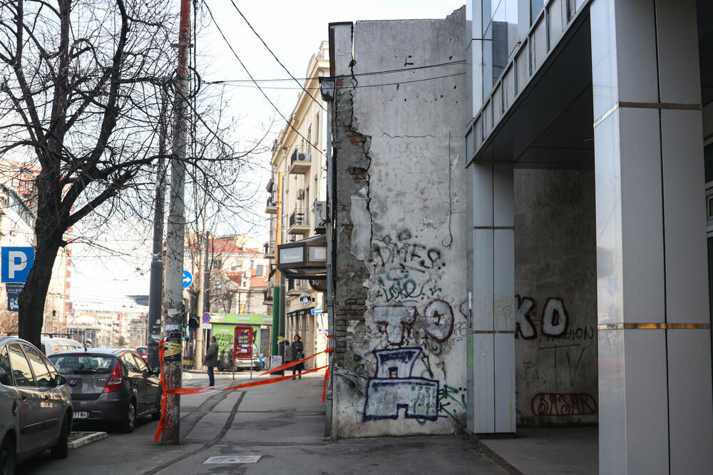 Obrušio se deo plafona u haustoru zgrade na Novom Beogradu! Užas se desio u blizini vrtića! (FOTO)