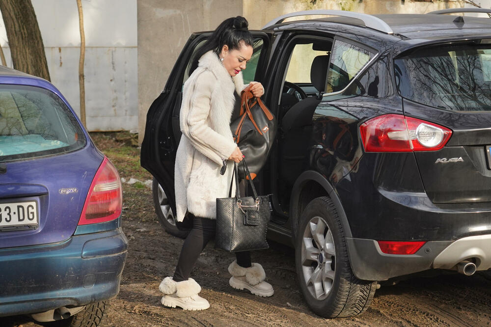 HVALILA POPOVIĆA DA JE ZVER U KREVETU, A SADA UHVAĆENA U HIT IZDANJU: Kao sav normalan svet, UPRTILA SVE SA SOBOM