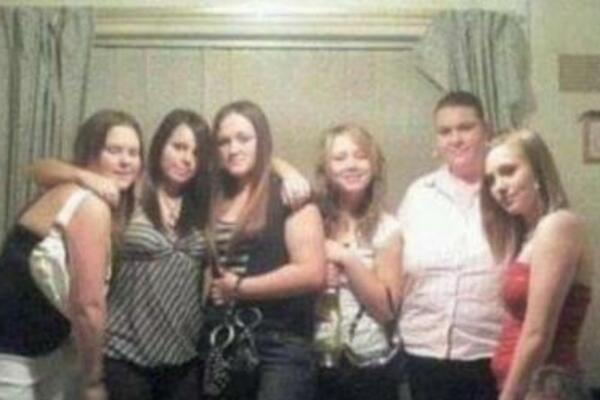 SLIKALE SE PRED IZLAZAK, A KAD SU POGLEDALE FOTOGRAFIJU OSTALE SU BEZ REČI: Pogledajte dobro, NAJEŽIĆETE SE! (FOTO)