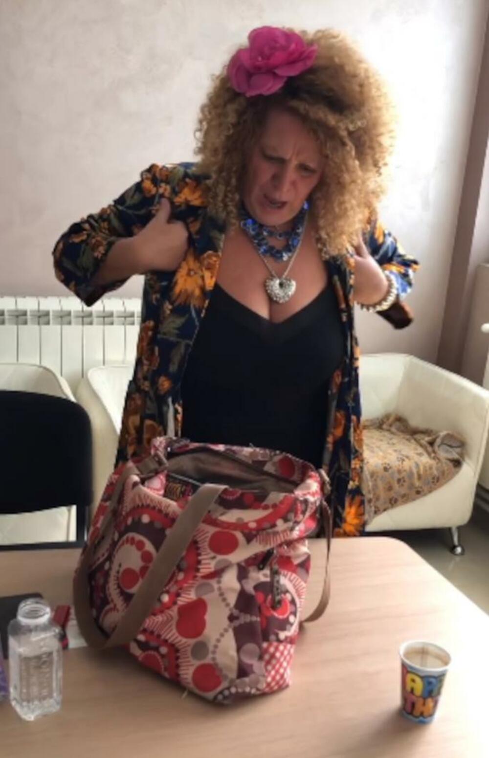 Sandra Bugarski je otvorila svoju torbu, a zatim vrisnula