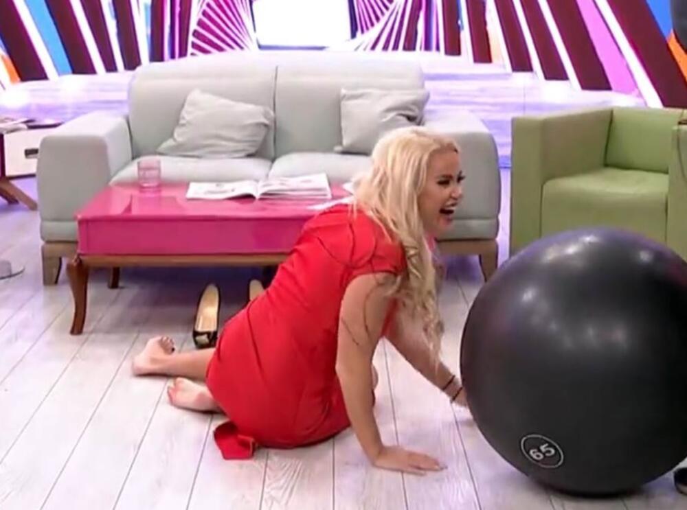 Slatko se nasmejala padu