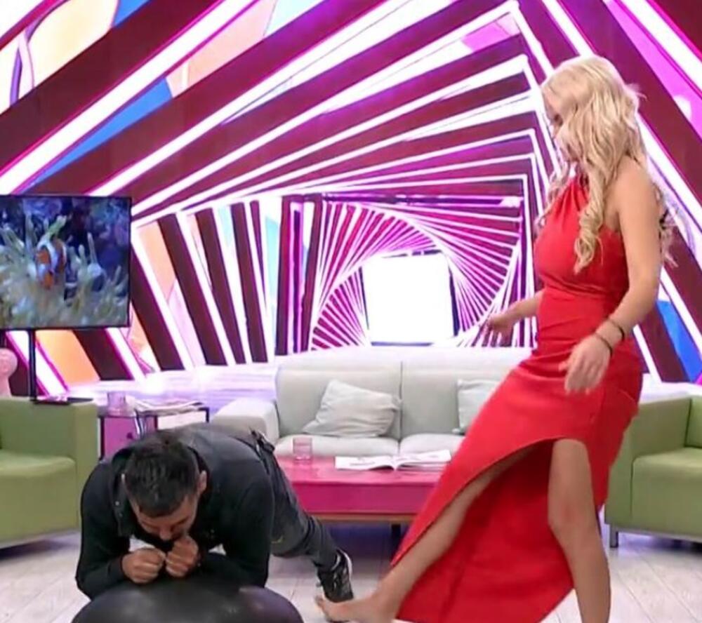 Gost u studiju je bio trener koji je želeo da testira i Sanju i njene kolege.