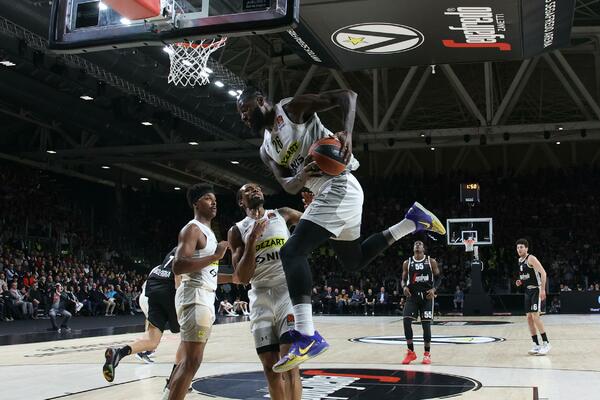 PARTIZAN ZGRABIO VAŽNU POBEDU: Prvi ispit u Italiji položen, Virtus izgubljenim loptama značajno pomogao! (FOTO)