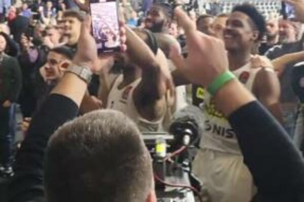 POBEDNIČKA ŽURKA I U BOLONJI: Grobari sa košarkašima napravili ludu atmosferu posle pobede protiv Virtusa! (VIDEO)