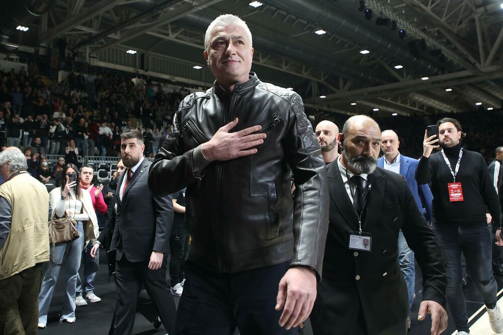 BOLONJA SE POKLONILA SVOM BOGU! Kraljevski doček za Sašu Danilovića, klicali i Grobari (VIDEO)