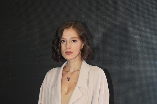 EVO ZBOG ČEGA SU SINOĆ SVI BRUJALI O MILENI RADULOVIĆ: NIKAD LEPŠA, a ono što ima u RUCI malo ko MOŽE DA PRIUŠTI