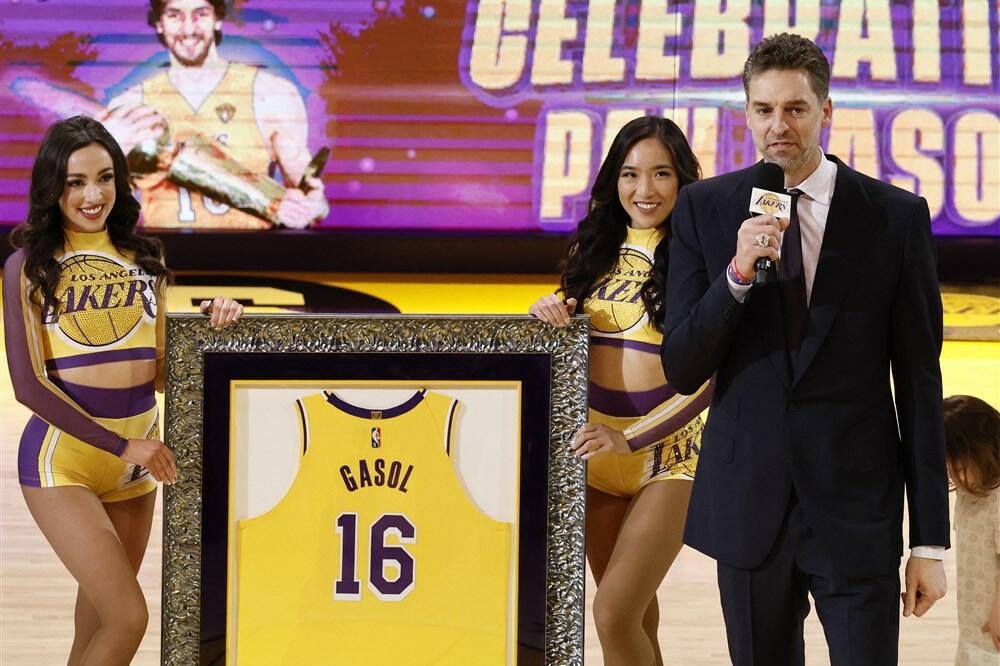 PAU GASOL ZAUVEK LEGENDA LEJKERSA! Los Anđeles se poklonio Špancu, povučen broj 16 (VIDEO/FOTO)