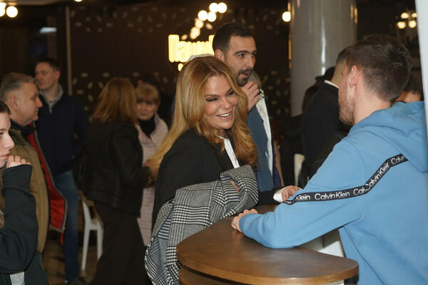 JESI LI OVO STVARNO TI? Mnogi nisu prepoznali GLUMICU na PRVU, RAZLIKA OČIGLEDNA: Posle RAZVODA postala DRUGA ŽENA