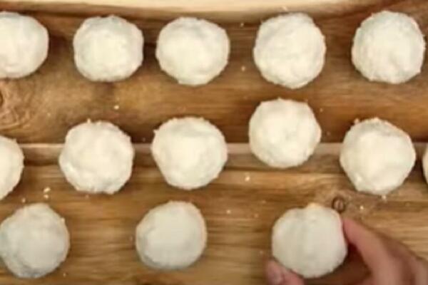 RAFAELO KUGLICE OD SAMO 4 SASTOJKA: Bolje su od klasičnih i spremaju se brže, ali obratite pažnju na CAKE (RECEPT)