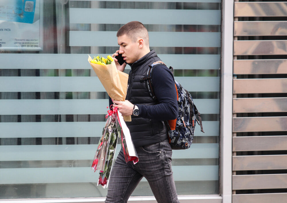 Dečko sa cvećem u rukama