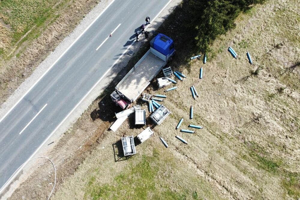 STANOVNIŠTVO UPOZORENO DA NE IZLAZI NAPOLJE! Detalji nezgode kod Požege, vozač cisterne HOSPITALIZOVAN (FOTO)