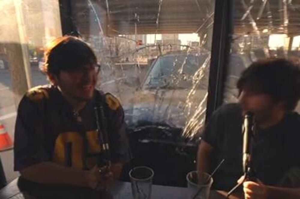 UŽAS U TOKU SNIMANJA UŽIVO: Auto ULETEO U KAFIĆ, voditelji sedeli do PROZORA, srećom SAČUVALI ŽIVU GLAVU (VIDEO)