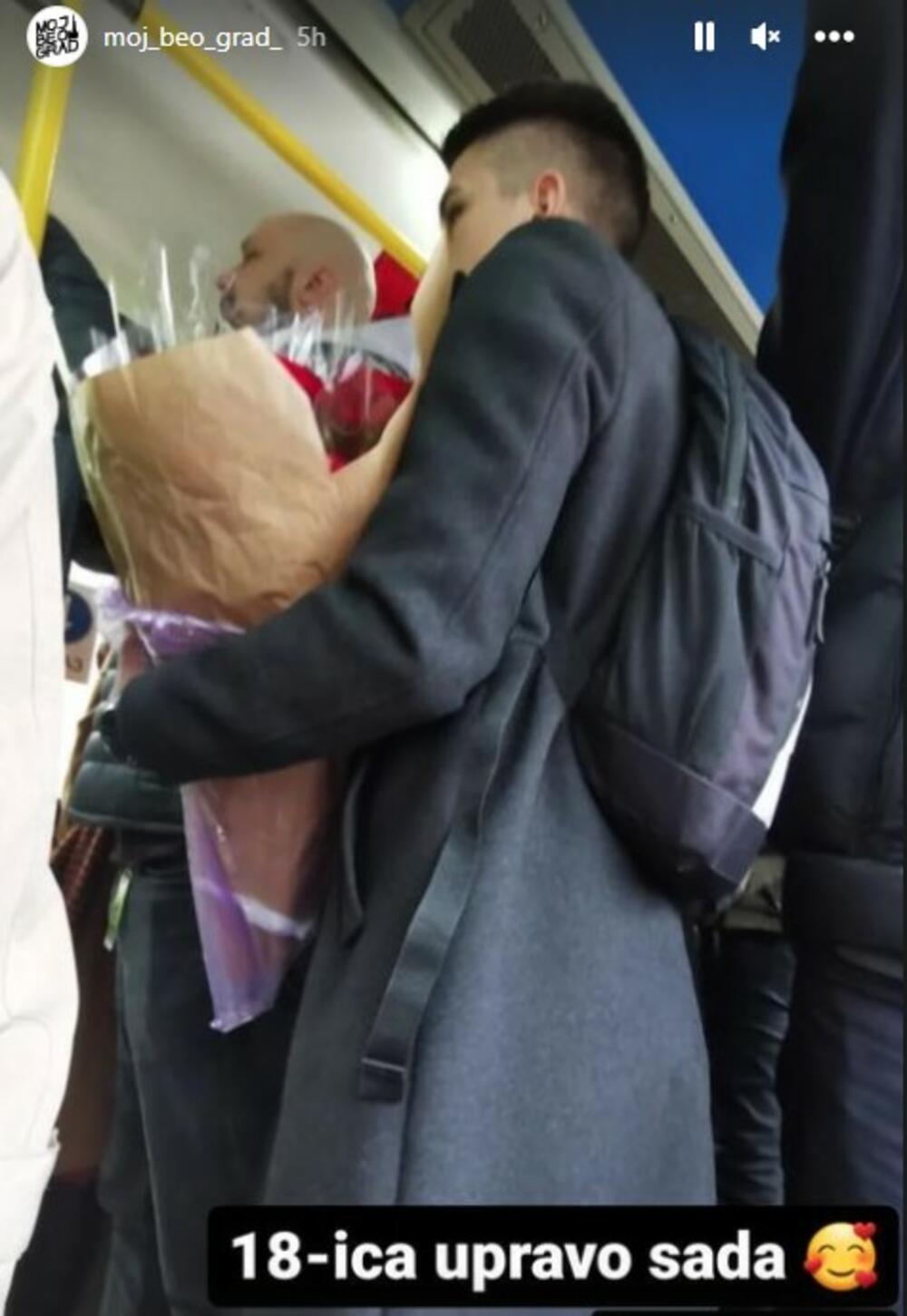 Mladić sa buketom u rukama