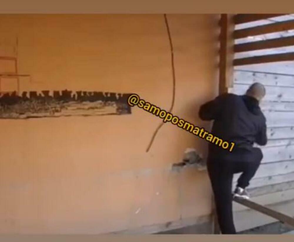 Zvezdan Slavnić se šunja dok drugi ukućani spavaju