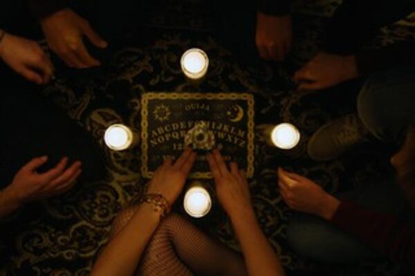 NAJMANJE 28 UČENIKA HOSPITALIZOVANO NAKON ŠTO SU KORISTILI TABLU ZA PRIZIVANJE DUHOVA: Evo šta ime se DEŠAVALO