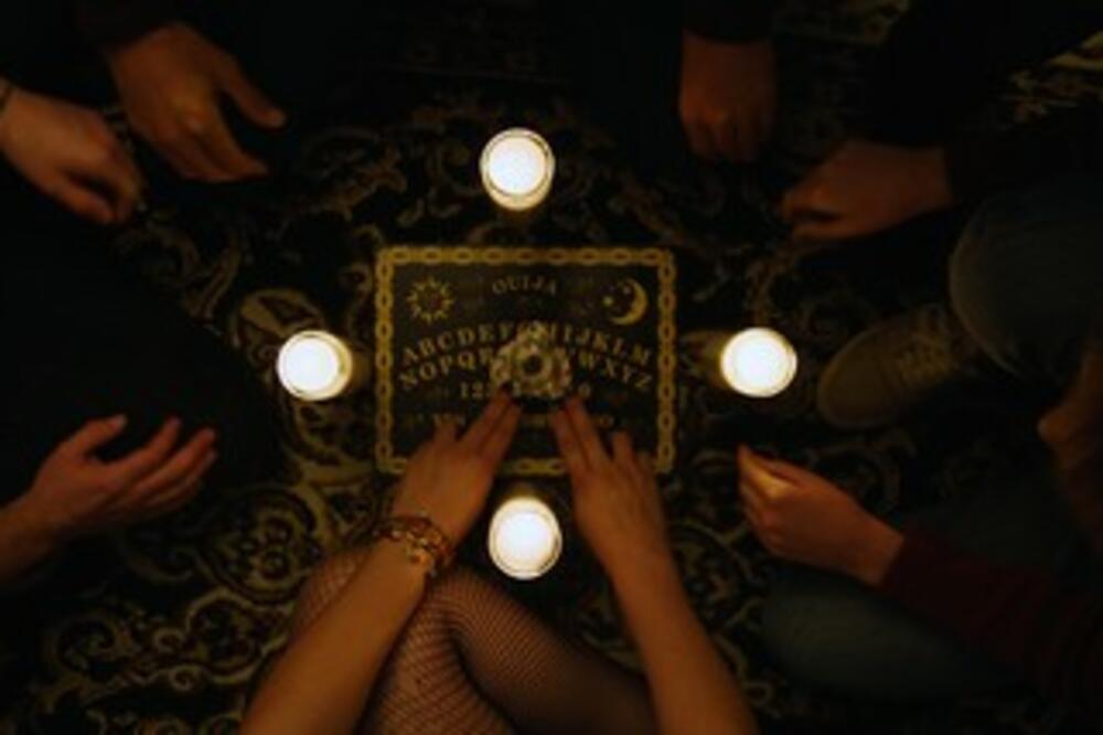 NAJMANJE 28 UČENIKA HOSPITALIZOVANO NAKON ŠTO SU KORISTILI TABLU ZA PRIZIVANJE DUHOVA: Evo šta ime se DEŠAVALO