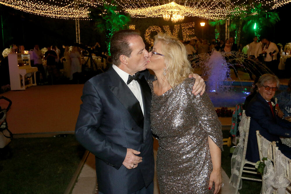 BOGOLJUB KARIĆ SE OBRATIO SVIM ŽENAMA: Podelio i privatni snimak sa MILANKOM, evo šta poručuje