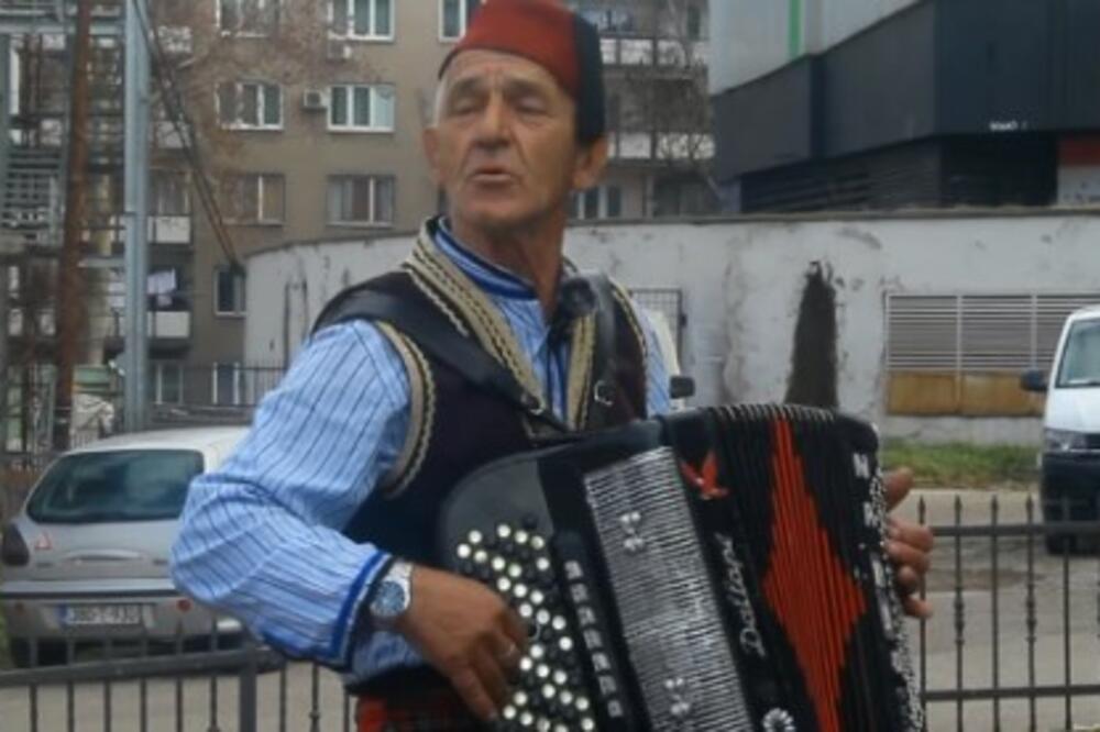 "VOLIM CURE PLAVUŠE": Markić (75) tvrdi da je na njegov SEVDAH i HARMONIKU "palo" skoro 80 žena! (VIDEO)