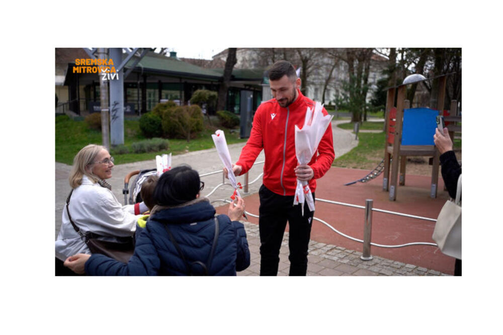 KAKVI ŠMEKERI-Fudbaleri iz Sremske Mitrovice se spremaju za važnu utakmicu,ali NISU ZABORAVILI DA ČESTITAJU 8. mart