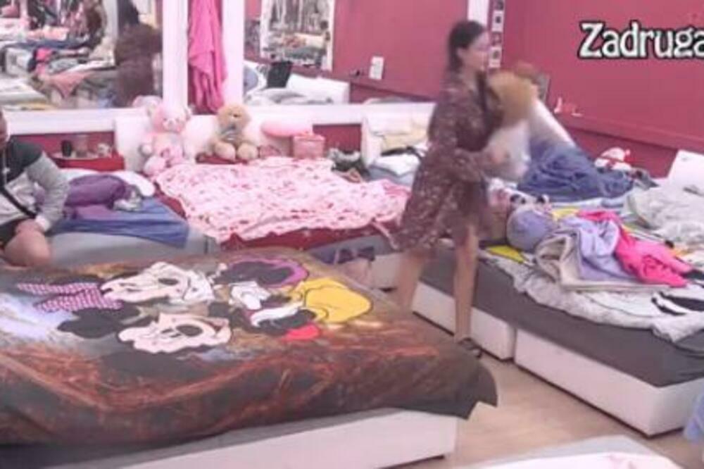 MAJA SKOČILA NA BILALA, PA GA ŠUTIRALA IZ SVE SNAGE: Isplivao NECENZURISAN SNIMAK, ovo nije NORMALNO