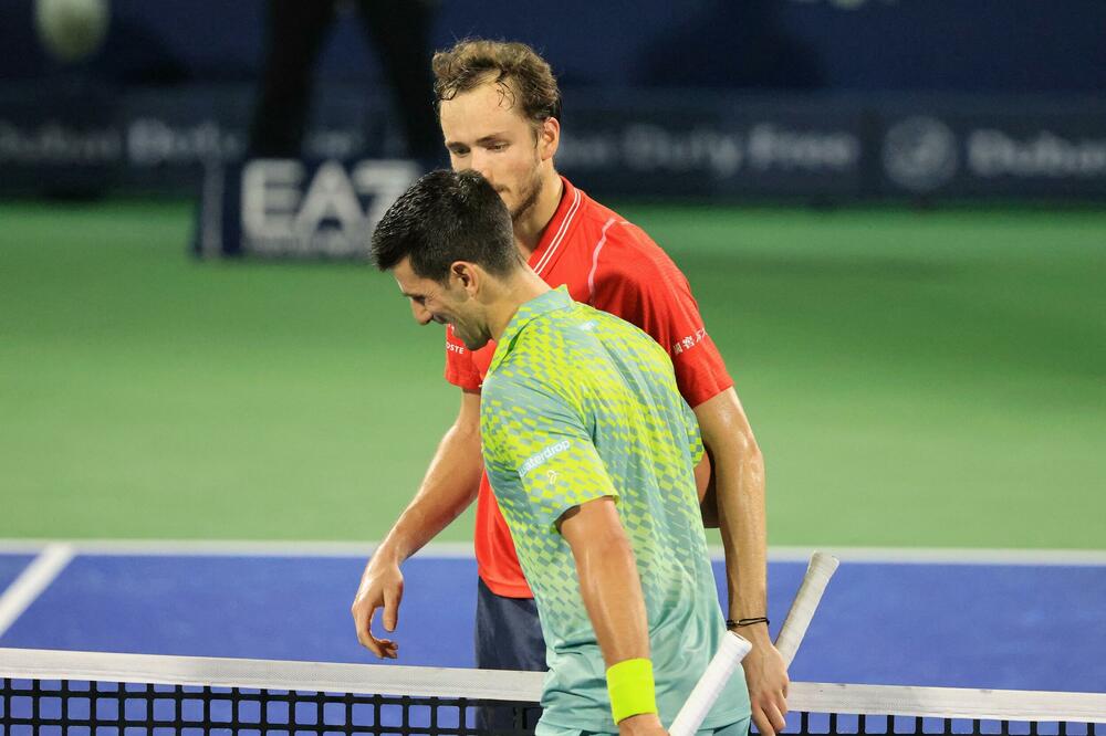 Danil Medvedev i Novak Đoković po završetku polufinala Dubaija