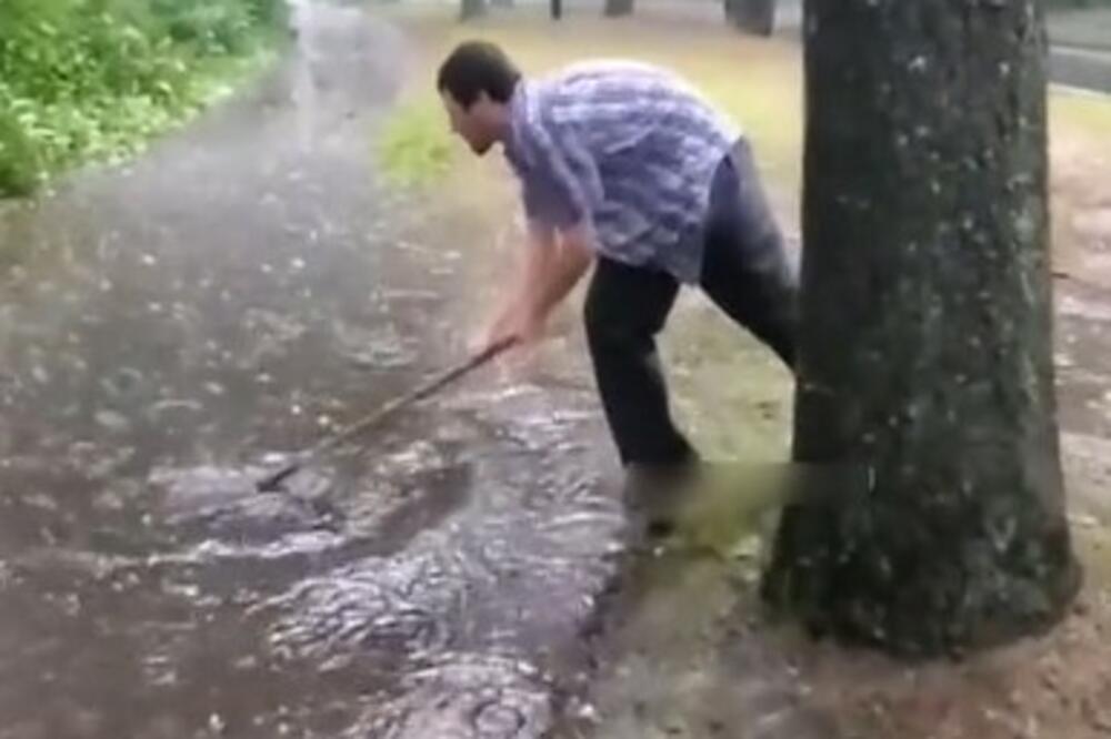"OTPUŠIO SI MI SRCE": Ljudi gledali kako čovek ČISTI KANALIZACIJU i ostali BEZ TEKSTA, pogledajte SAMO (VIDEO)