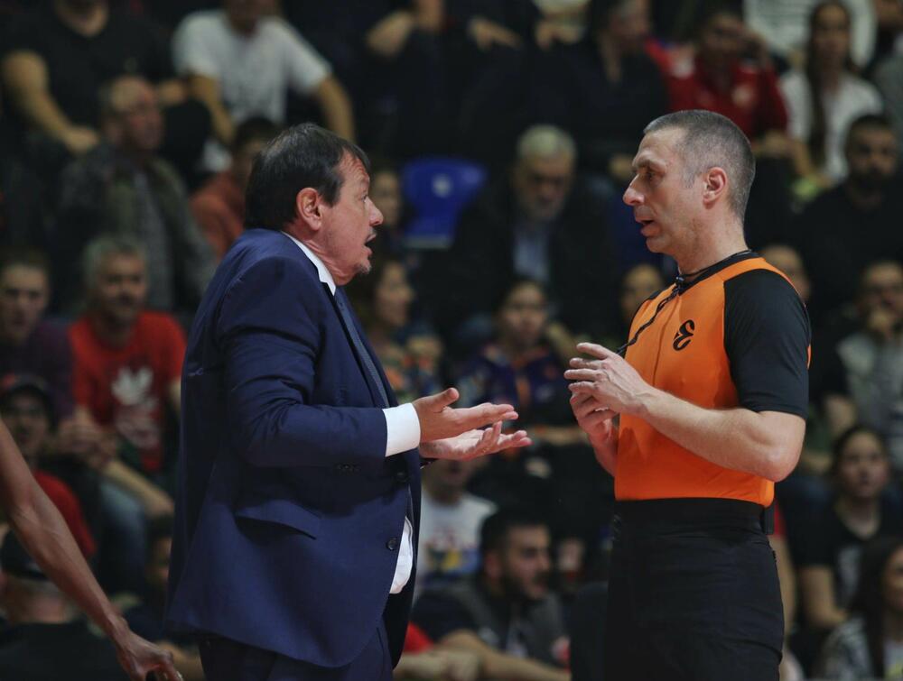 Ergin Ataman u raspravi sa arbitrom