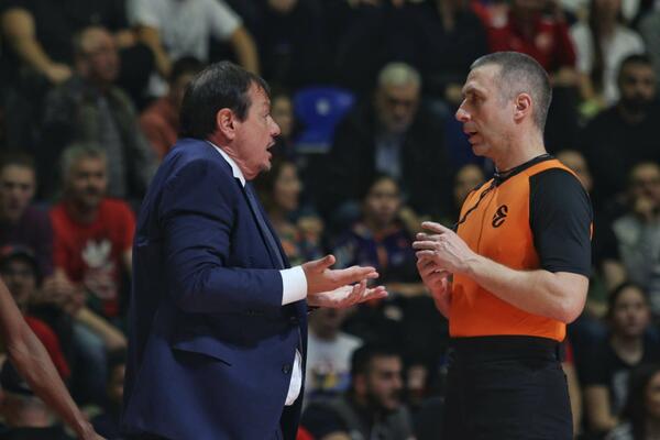 UPOZORENJE ZA DELIJE ZBOG ATAMANA! Trener Efesa BESNEO, navijači nisu odoleli! (FOTO)