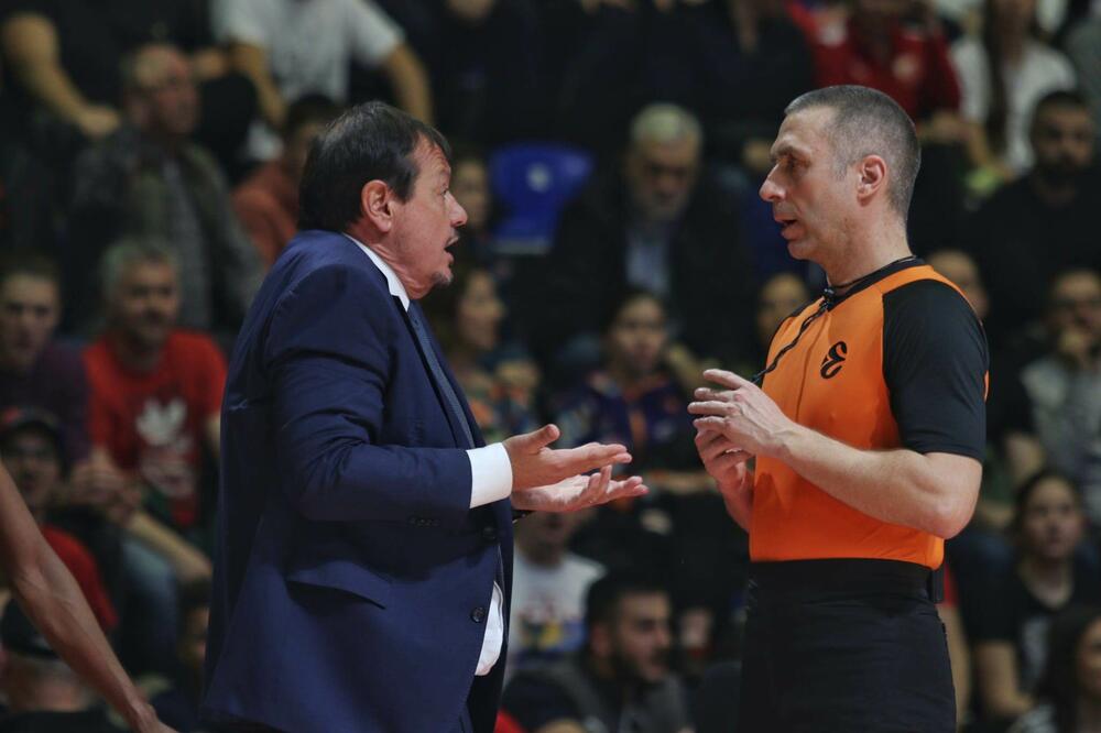 UPOZORENJE ZA DELIJE ZBOG ATAMANA! Trener Efesa BESNEO, navijači nisu odoleli! (FOTO)