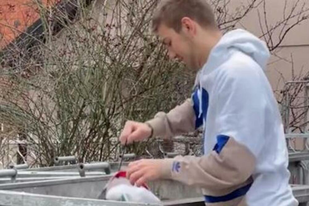 DA LI JE MOGUĆE? POZNATI PEVAČ UHVAĆEN KAKO ROVARI PO KOTEJNERU: Kamera sve SNIMILA