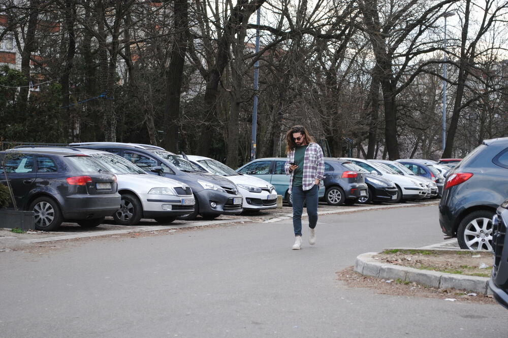 SRPKINJE SU POLUDELE ZA NJIM, A ESPRESO PAPARACO GA JE UHVATIO U OVOM IZDANJU: Važi za DASU, a ovo je PRIVATNO