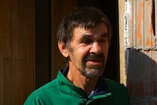 RADE ŽIVI SAM NA SELU I IMA VELIKI PROBLEM: Kaže da mu ne treba žena, već ON! (VIDEO)