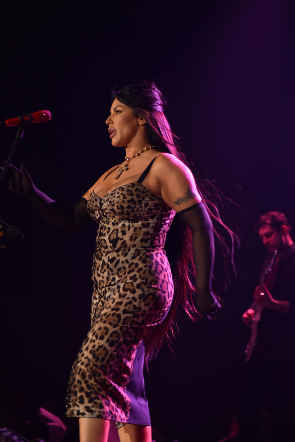 Muški rod je sa smeškom gledao u njenu pozadinu