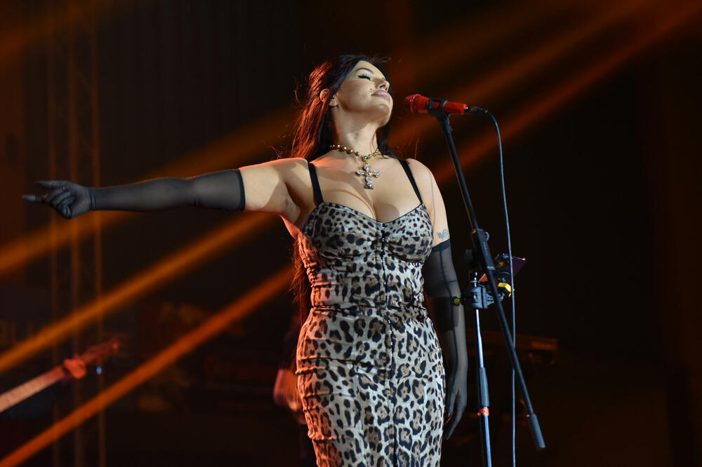 POZADINA KAO DA JE KARDAŠIJANKA! Pevačica se okrenula i pokazala NAJJAČU: Zbog oblina će muškarcima ZASTATI DAH