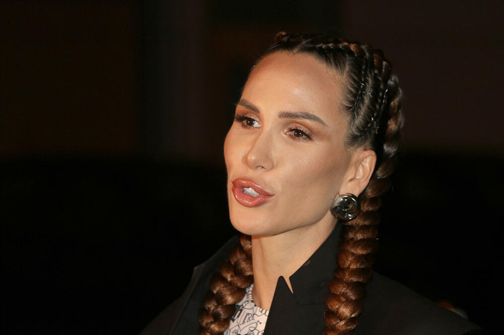 NIKOLIJA PRIZNALA DA JE URADILA BOTOKS! Pozirala BEZ TRUNKE ŠMINKE, pa objasnila ŠTA JE SVE SREDILA (FOTO)