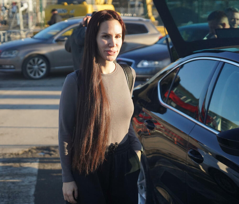 Nikolija Jovanović, prepoznatljiva po drugačijem stilu kada je muzički pravac u pitanju ali i stajling, ni na praznik, nije odstupila od sebe.